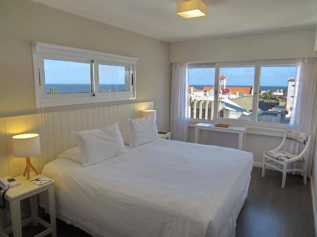 Quarto do Atlántico Boutique Hotel, em Punta del Este, com cama de casal e vista para o mar.
