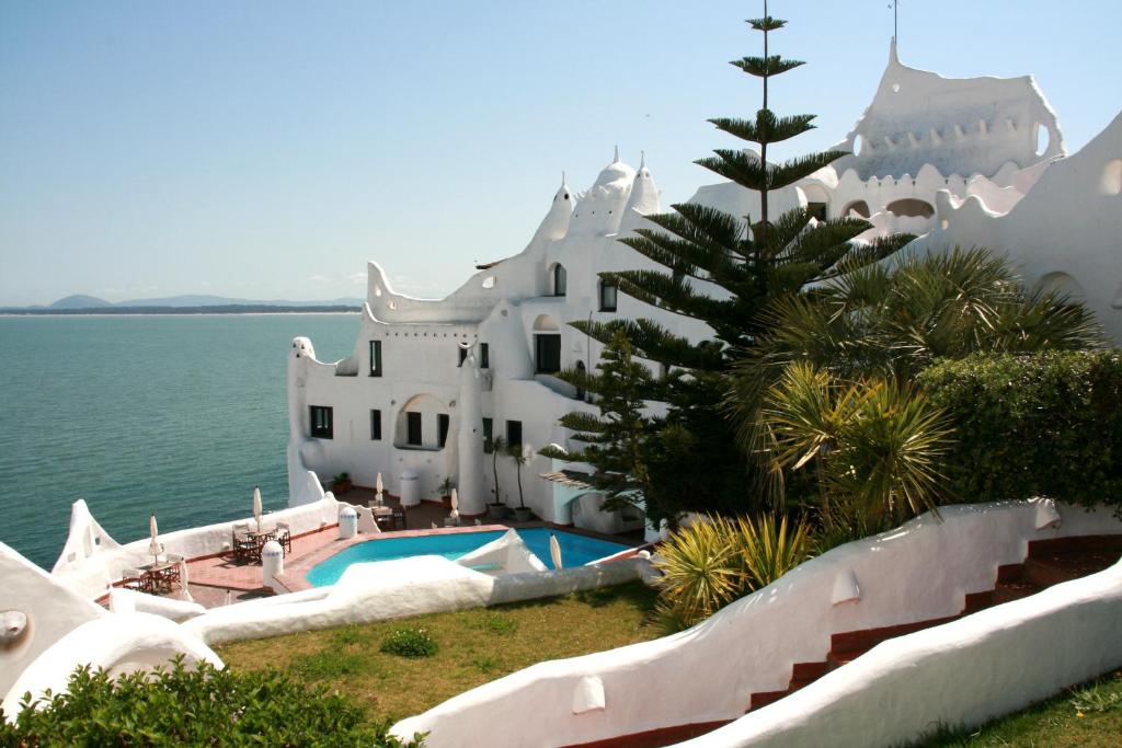 Club Hotel Casapueblo, em Punta del Este, com arquitetura branca, piscina e vista para o mar.