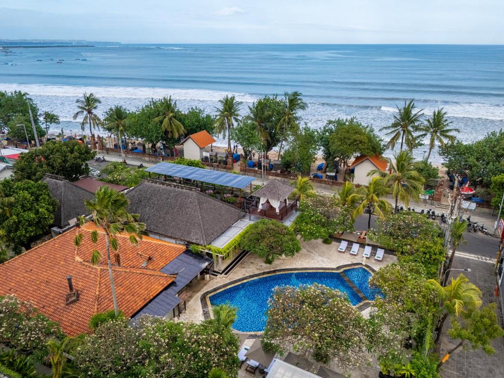 Vista aérea do Kuta Seaview Beach Resort, em Bali, com piscina, jardim e praia ao fundo