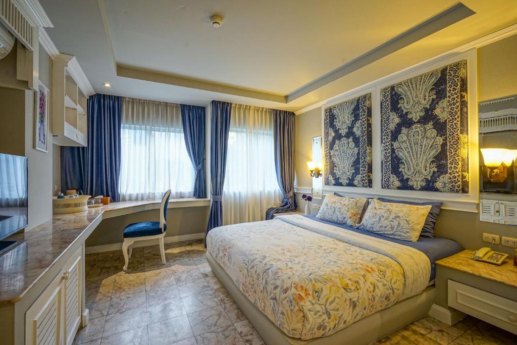 Quarto de hotel com painéis em tecido azul e bancada em Chiang Mai.