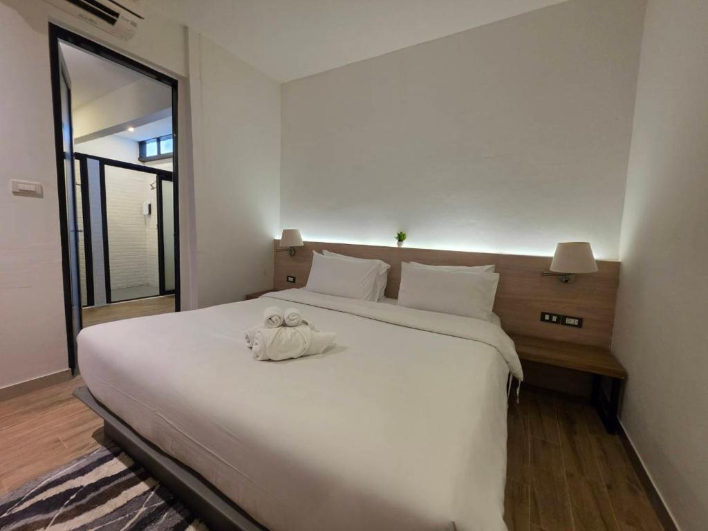 Suíte moderna com cama de casal ampla e iluminação quente em Chiang Mai.