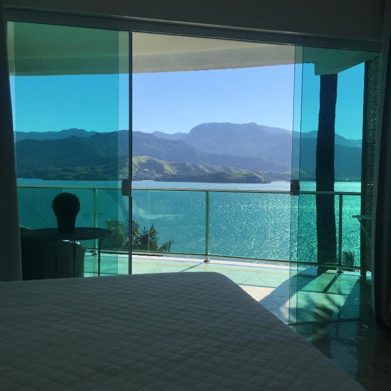 Vista para o mar e as montanhas a partir das Suítes na Casa da Praia, em Ilhabela.