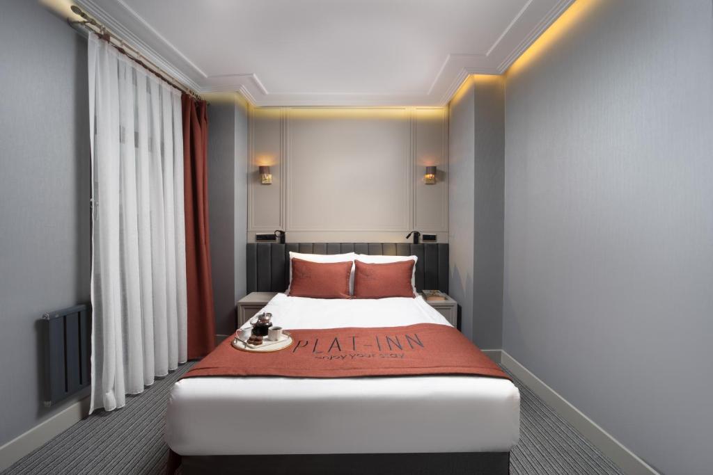 Quarto do Union Plat Inn Special Category, em Istambul, com cama de casal e decoração em cinza e terracota.