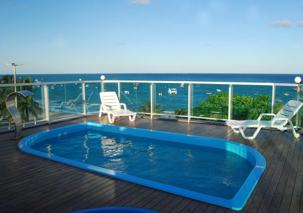 Piscina da Pousada Orla dos Corais, em Maragogi, em um terraço com vista aberta para o mar.