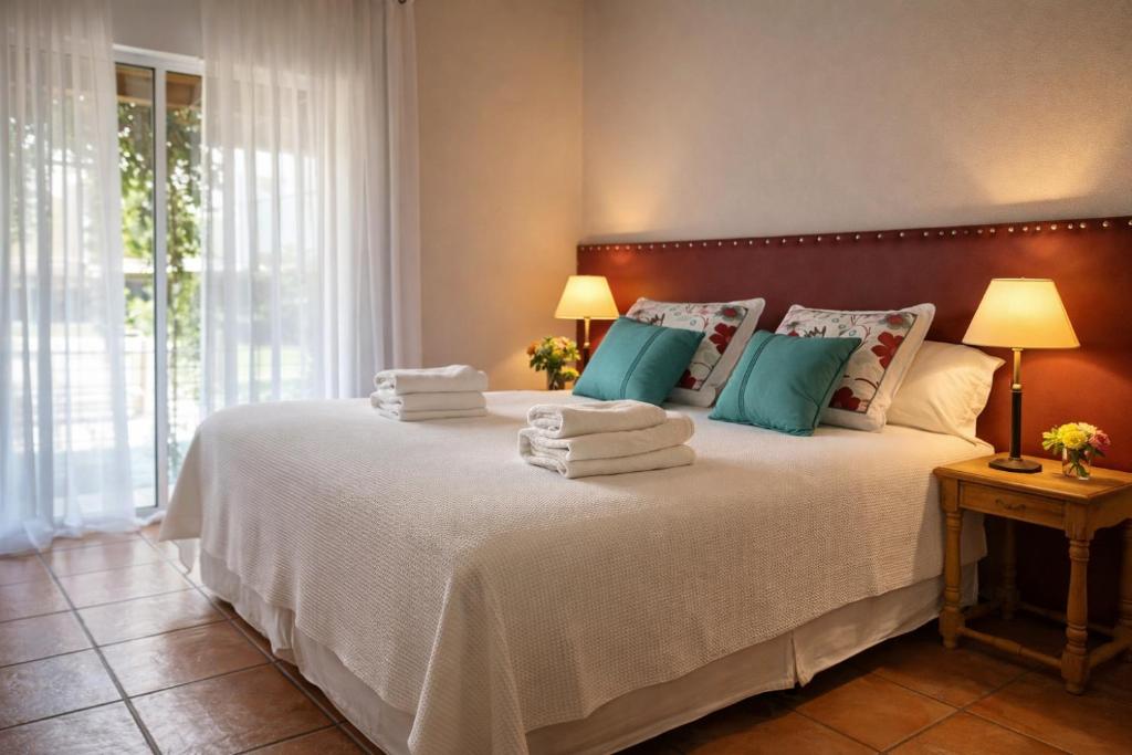 Quarto aconchegante na Finca Verde Oliva Wine and Olive Estate em Mendoza, com cama de casal grande, cabeceira acolchoada e iluminação suave.
