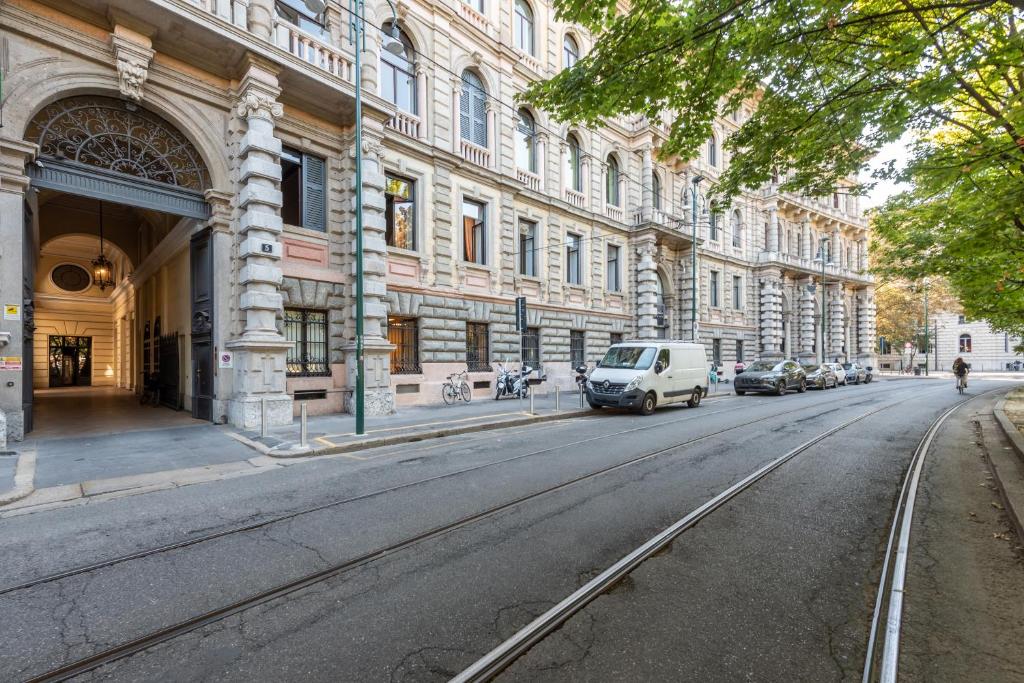 Fachada do prédio do Imperiale Suites Castello, em Milão, em rua com trilhos de bonde