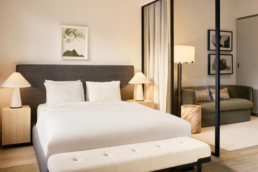Suíte do Eurostars Old Montreal Suites and Apartments, em Montreal, com cama de casal e sala separada por divisória de vidro.