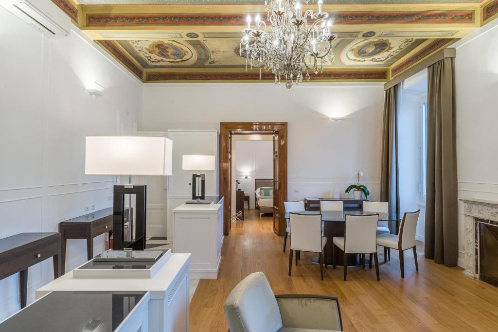 Sala do Internazionale Domus, em Roma, com mesa de jantar, lustre de cristal e teto decorado.