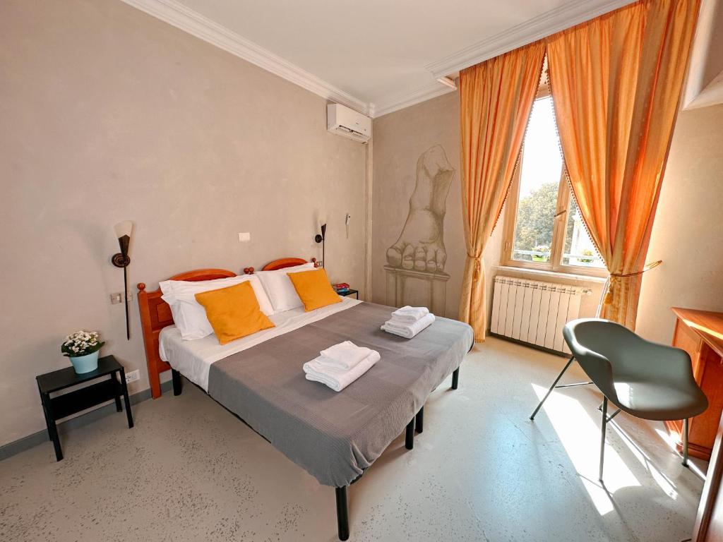 Quarto do Ostello Bello Roma Colosseo, em Roma, com cama de casal e cortinas alaranjadas.
