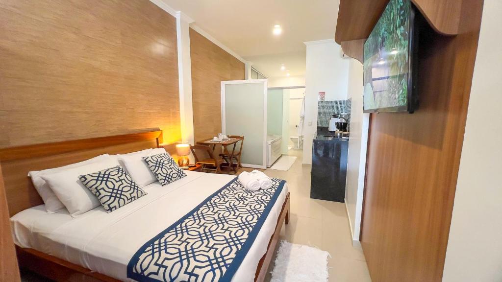 Quarto da Pousada Luar do Prata, em Trindade, com cama de casal e decoração em azul e branco.