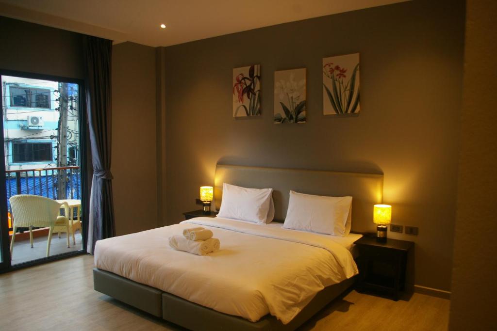 Quarto aconchegante com iluminação quente no Aonang Inn.