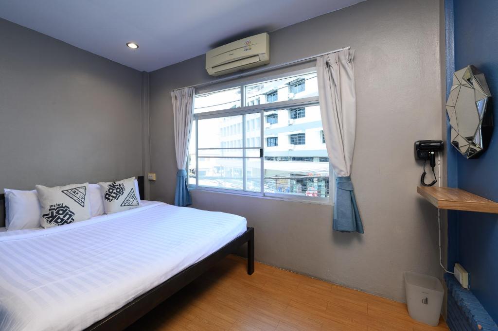 Quarto privativo espaçoso no Pak Up Hostel.   