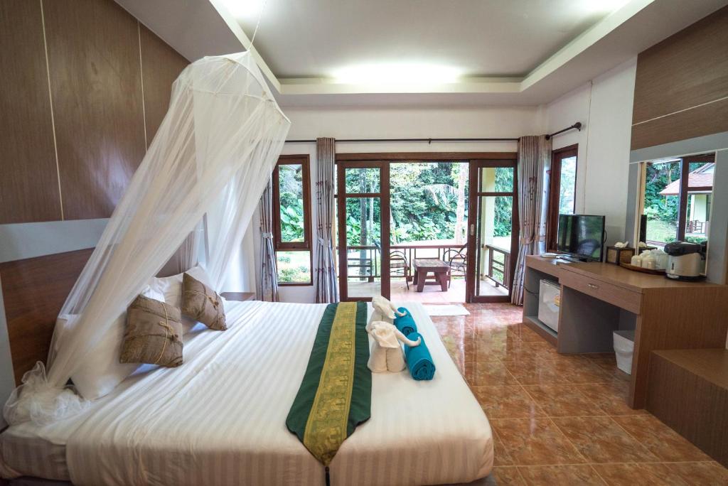 Interior do quarto com mosquiteiro no Tonsai Bay Resort.