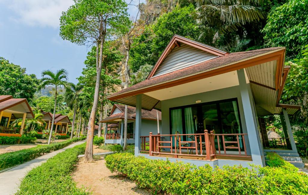 Bangalôs cercados pela natureza tropical no Tonsai Bay Resort.